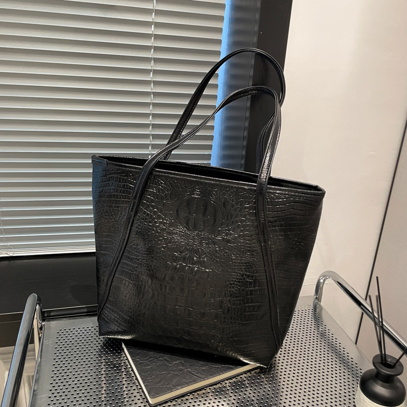 Textura de gran capacidad bolso de brazo bolso de mujer 2025 nuevo estilo de viaje simple bolso de hombro de mano de moda bolso de moda