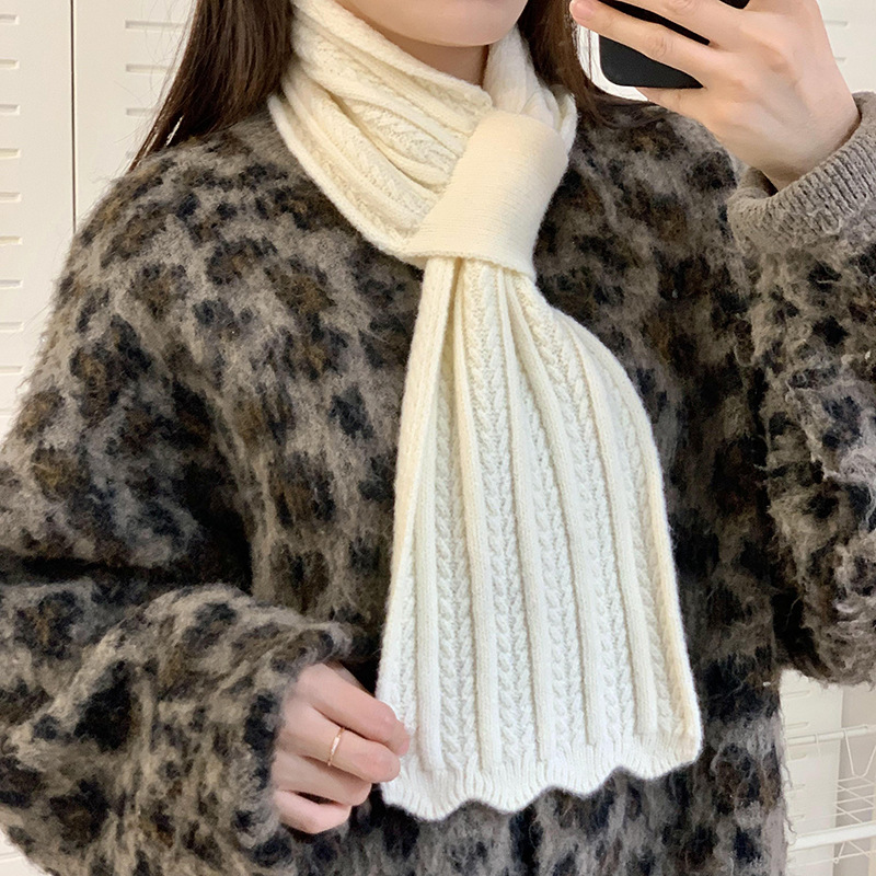 Babero cálido en invierno 2025 nueva versión coreana de la bufanda de punto de lana de giro cruzado de color sólido retro al por mayor