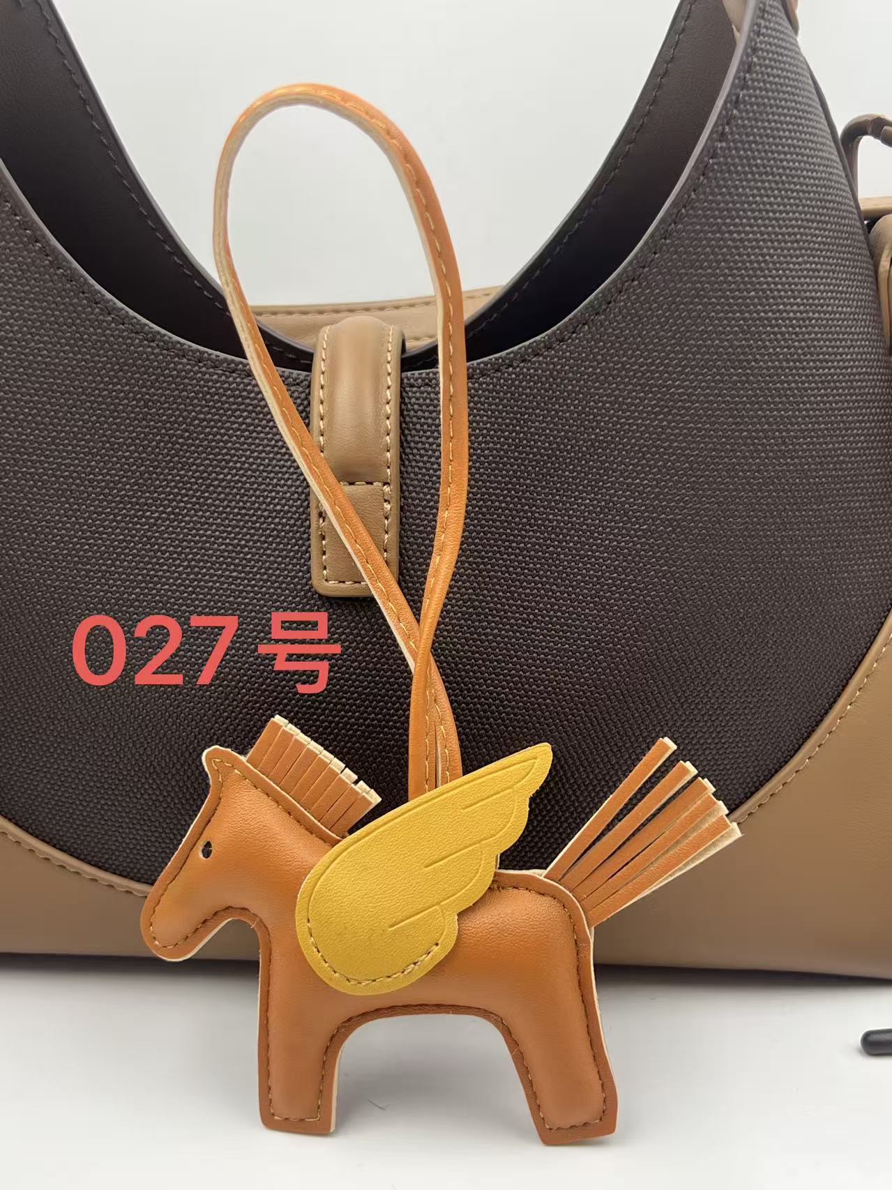 Colgante de bolsos Pegasus Mini Colgante de bolsos de estilo simple llaver de cuero image 32