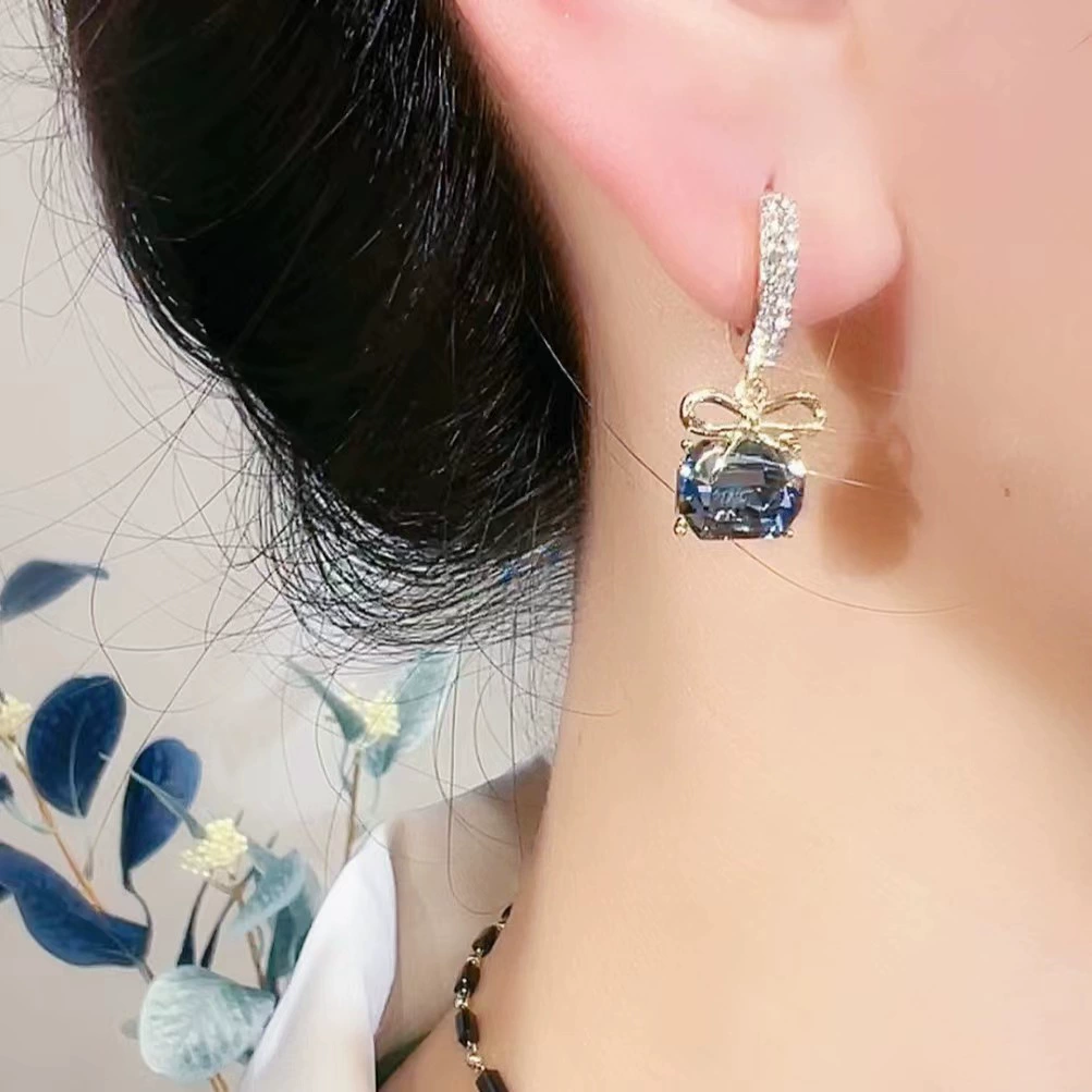 Small sophisticated universal earrings, simple and elegant design, silver 925 sample