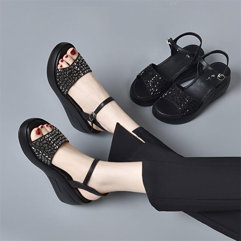Sandalias de talón de la mujer verano 2026 nuevo muffins de moda universal sandalias de dedos abiertos sandalias de diamante hebilla