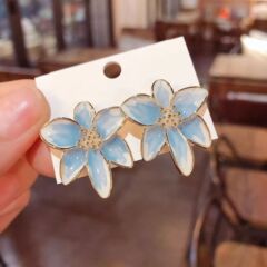 925銀針イヤリングエナメルの釉薬青い花のイヤリングはアレルギーになりにくいです。