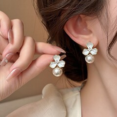 フレンチスタイルのフラワーパールイヤリング、三枚の花びら、小さな香りのニッチデザイン、ハイエンドイヤリング、ユニークで多用途
