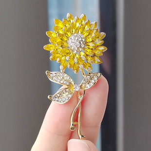 Wholesale New Crystal Wheat Ear Brooch, High-End Diamond-Encrusted Sunflower Brooch, Small Fragrant Windbreaker Corsage, Women's Chest Ornament