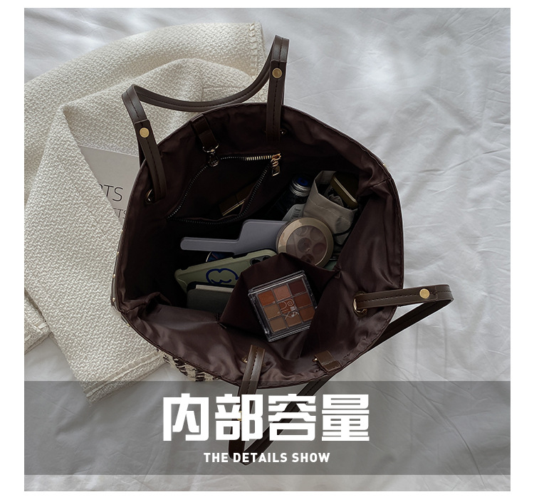 Fashion Large-capacity 2021 New Fashion Niche Shoulder Bag Autumn And Winter Commuter Bag display picture 16
