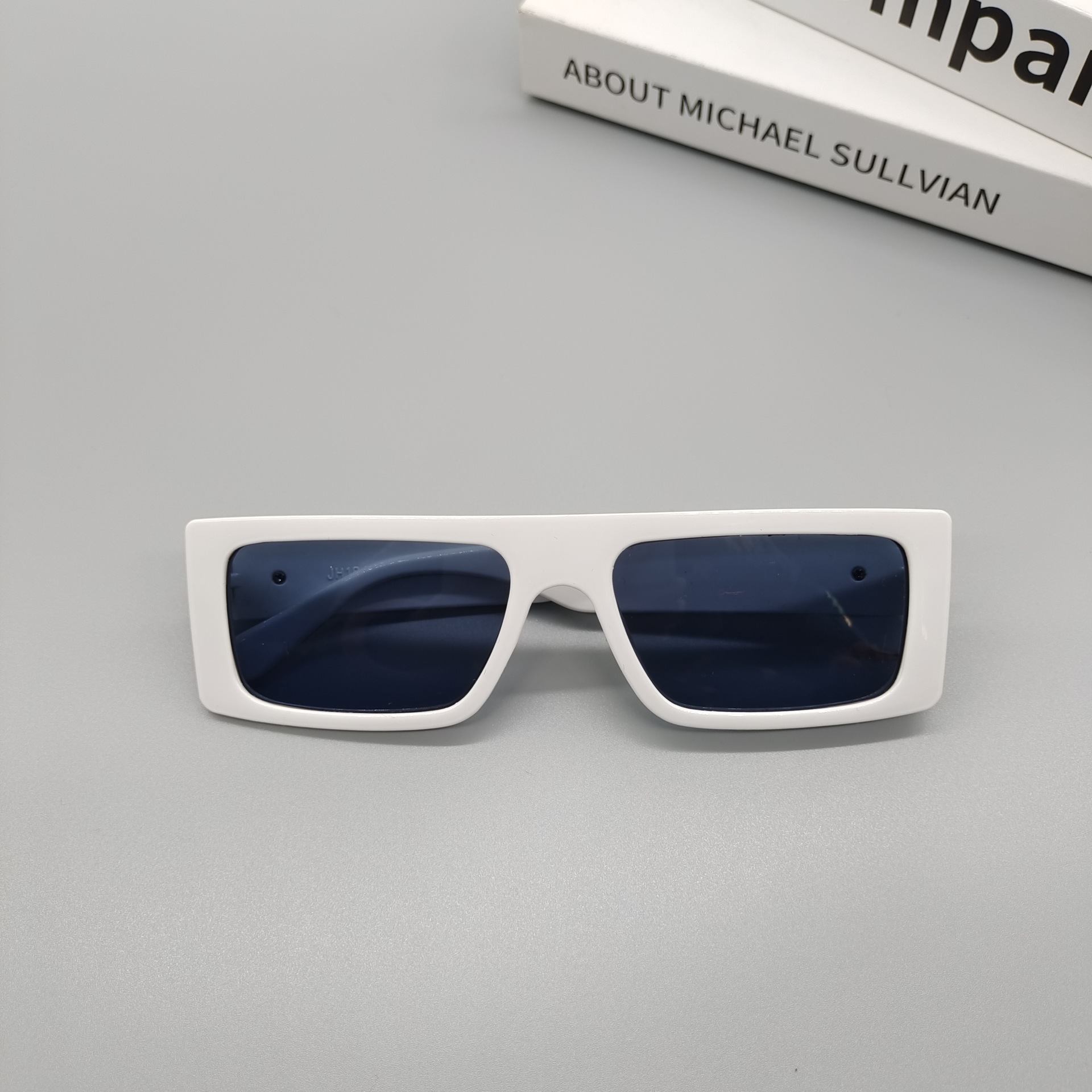 Europäische Und Amerikanische  Neue Modische Mehrfarbige Sonnenbrille Mit Quadratischem Rahmen display picture 3