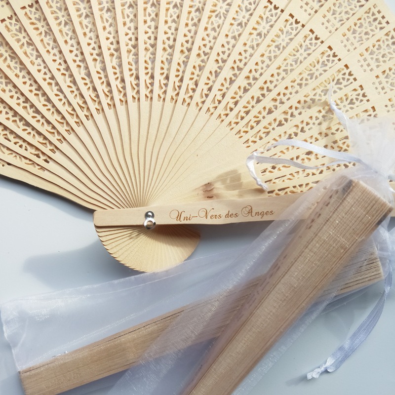 Haz una luz para tallar el nombre de la nueva persona. El ventilador de madera será entregado dentro de 2 días en la fecha de la boda.