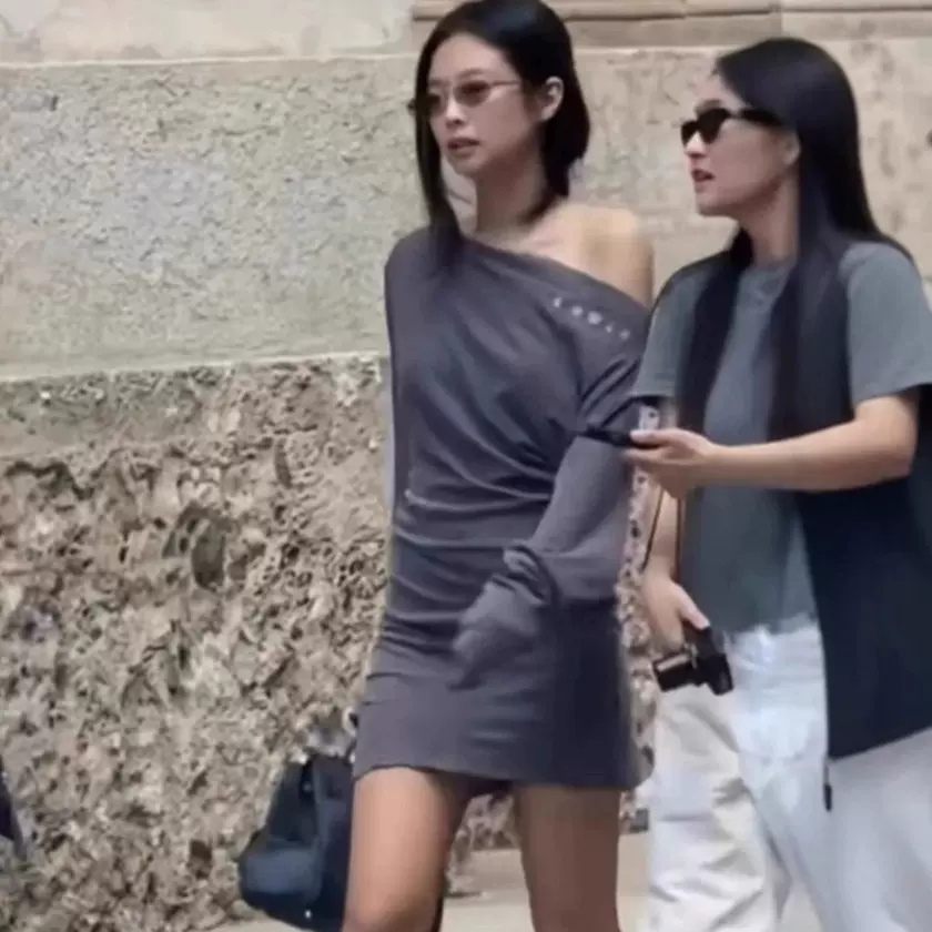 现H jennie同款水洗作旧斜领露肩修身长袖连衣裙2025秋季女短款裙