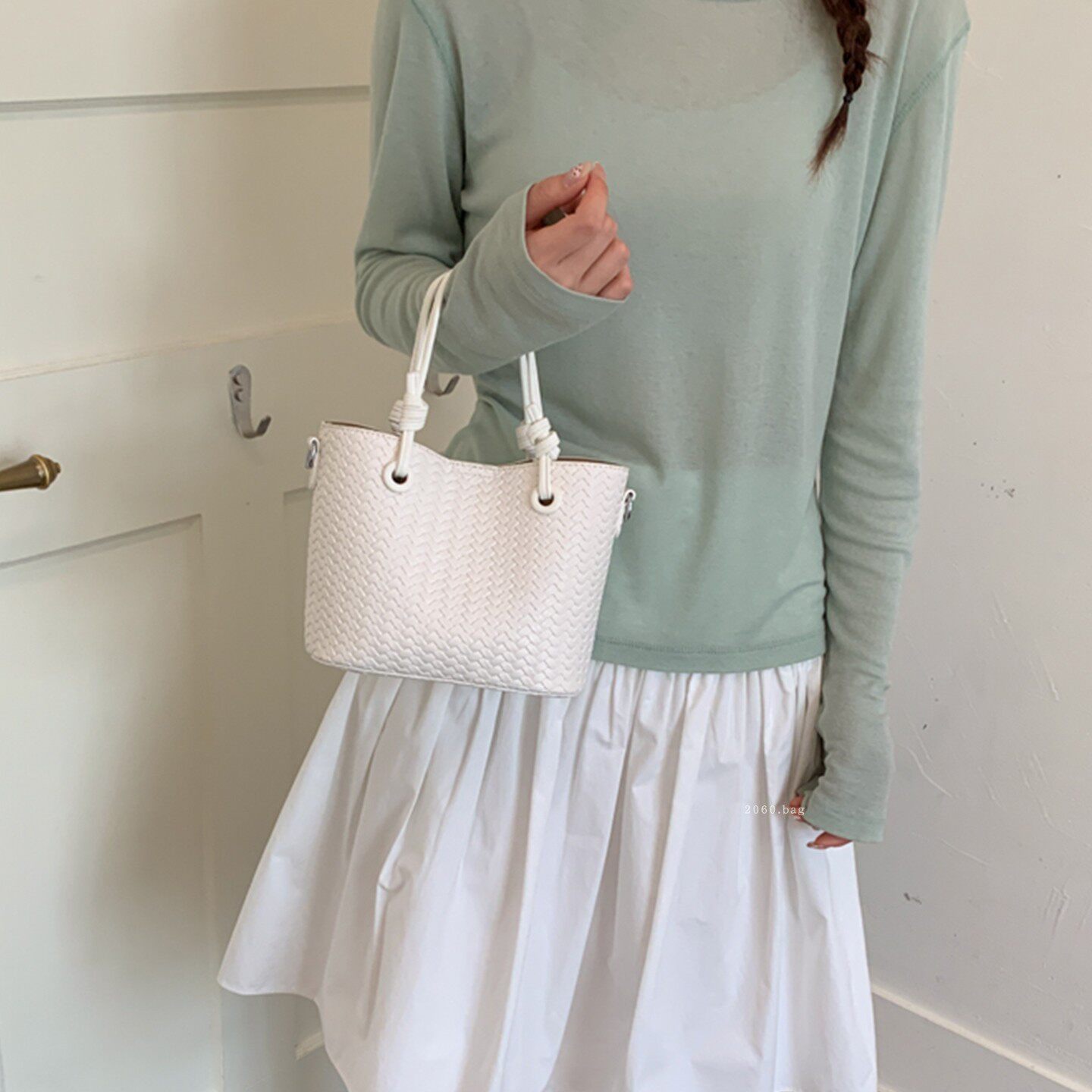 2026 bolso de diseño inclinado simple de verano pequeño mano pequeña bolsa coreana para mujeres 100 nuevo cubo