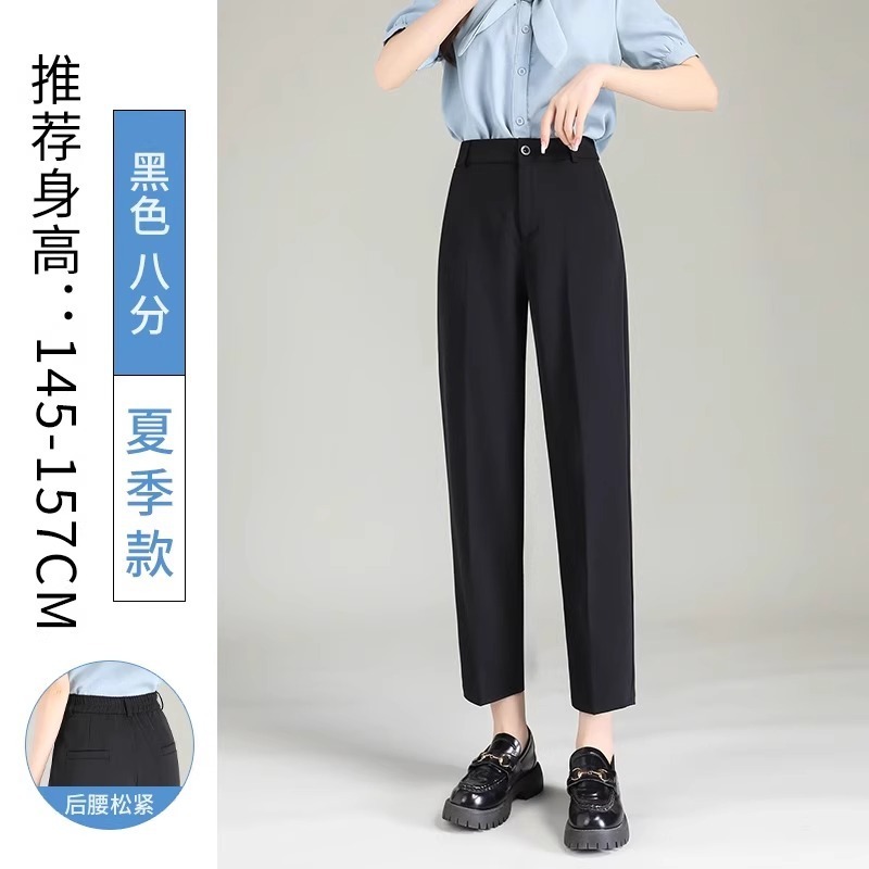 黒いスーツのズボンの女性のペンダント感があります。|undefined