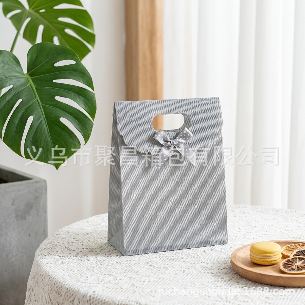 Bolsa de regalo con lazo multicolor, bolsa de mano de polipropileno con tapa abatible, bolsa de regalo con diseño hexagonal tipo ramo.