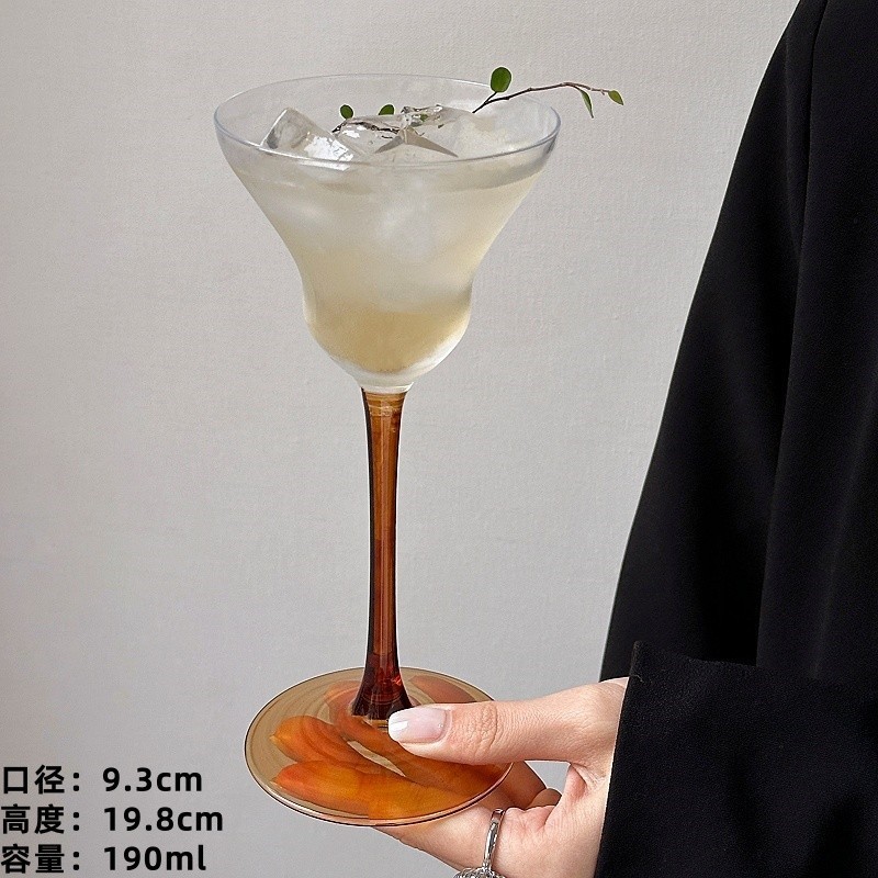 大衆insは足を曲げてカレー色の高足カップのマーガレットグラスのシャンパンカップのカクテルカップのアイデアの泡のコップを曲げます。|undefined