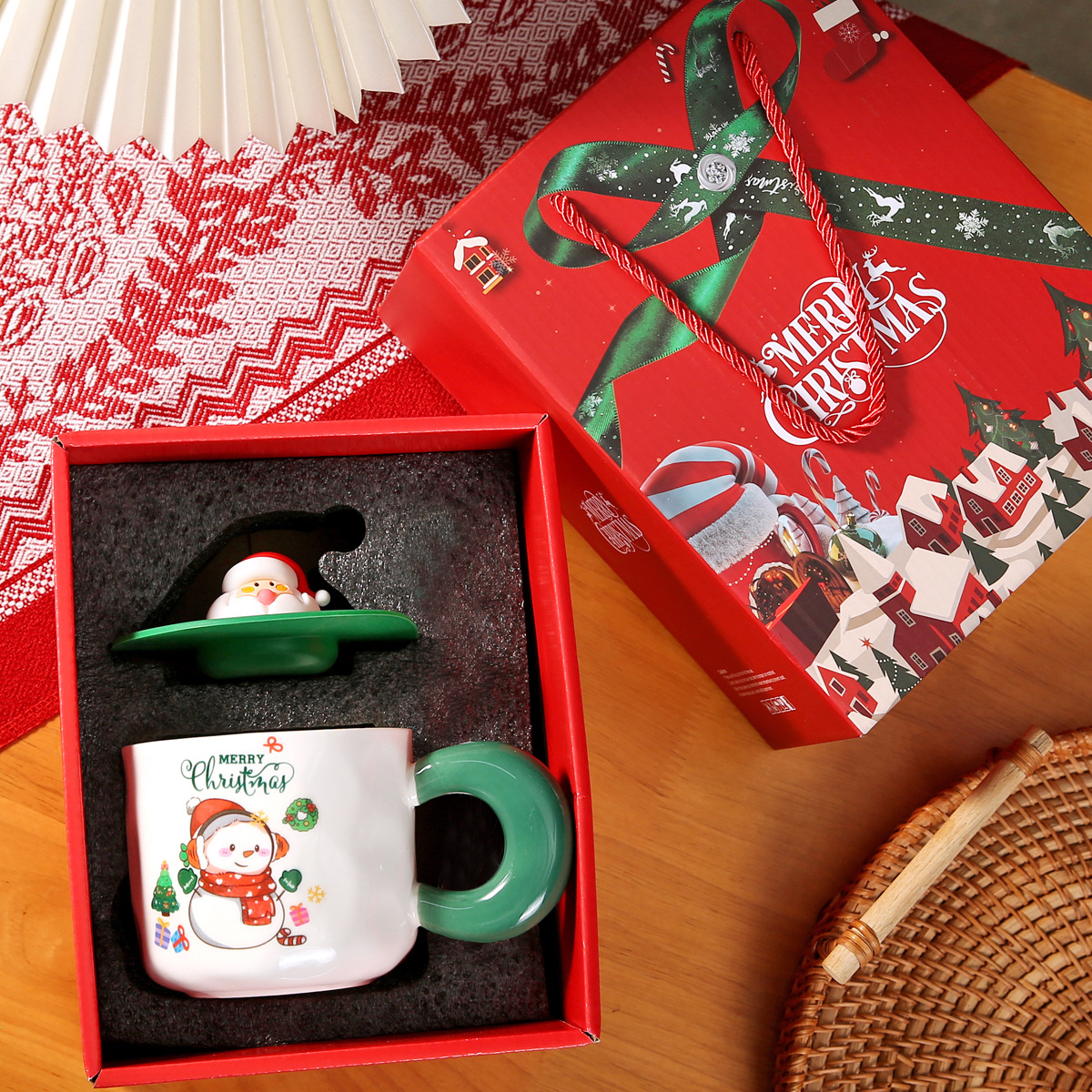 Taza de cerámica de regalo de Navidad transfronteriza Taza de agua creativa Logo impreso Regalo de mano Copas de Navidad para parejas