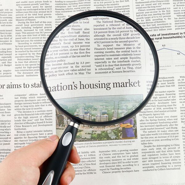 handheld magnifying glass