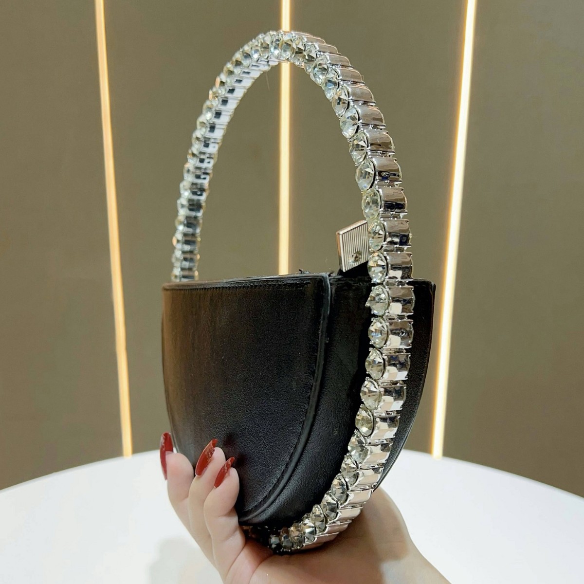 Elegante pochette semicircolare con paillettes e diamanti scintillanti, perfetta per feste serali e feste femminili._voghion.com