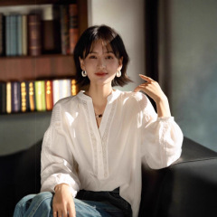 南油高端女装2025秋季新款法式V 领蕾丝拼接灯笼袖宽松衬衫上衣