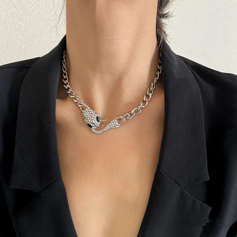 Al Por Mayor Joyas Collar De Diamantes De Imitación Con Incrustaciones En Forma De Serpiente Nihaojewelry display picture 6