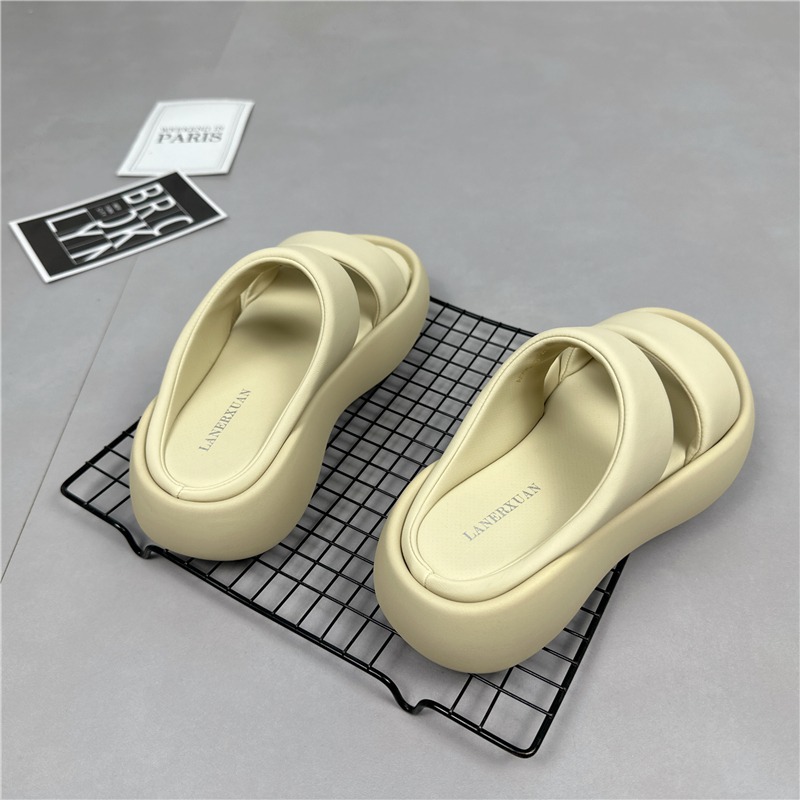 Tykksålede skinnsandaler og tøfler for kvinner 2023 sommer ny mote ett-ords all-match myk bunn casual sklisikre yttertøysandaler_voghion.com