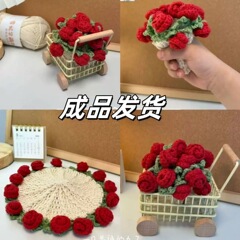 完成した手作りのバラの花束コースター、毛糸のかぎ針編みカップ、手持ちの花束、クリエイティブなギフト、編まれた花の装飾品