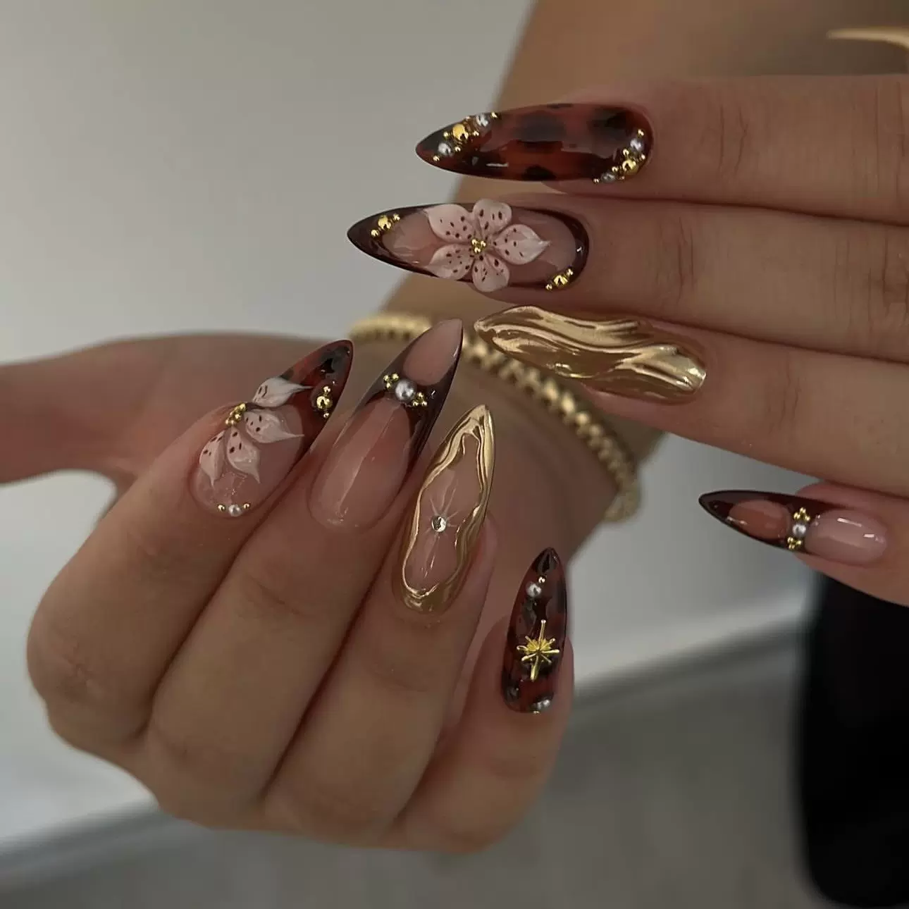 穿戴甲外贸秋冬爆款美甲手工鎏金3D雕花法式深咖豹纹带钻假指甲片