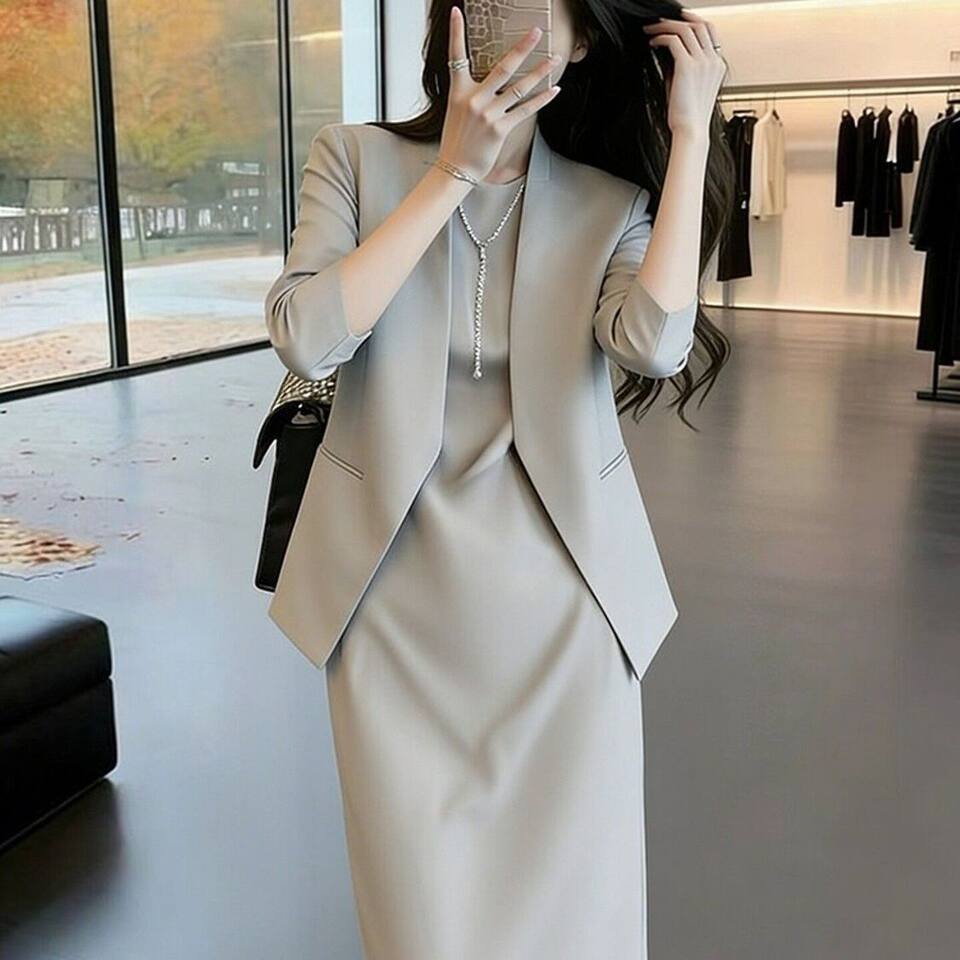 Bộ vest nữ cao cấp gồm áo vest và đầm liền thân hai mảnh, tay lửng, cổ vest, váy midi dáng đứng — Màu xám nhạt