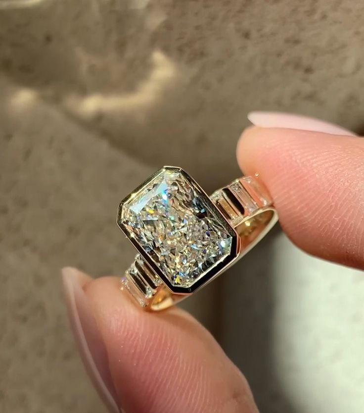 Anello con zirconi cubici taglio smeraldo placcato in oro, anello di fidanzamento di lusso europeo per donna, regalo di gioielli da sposa di alta gamma_voghion.com
