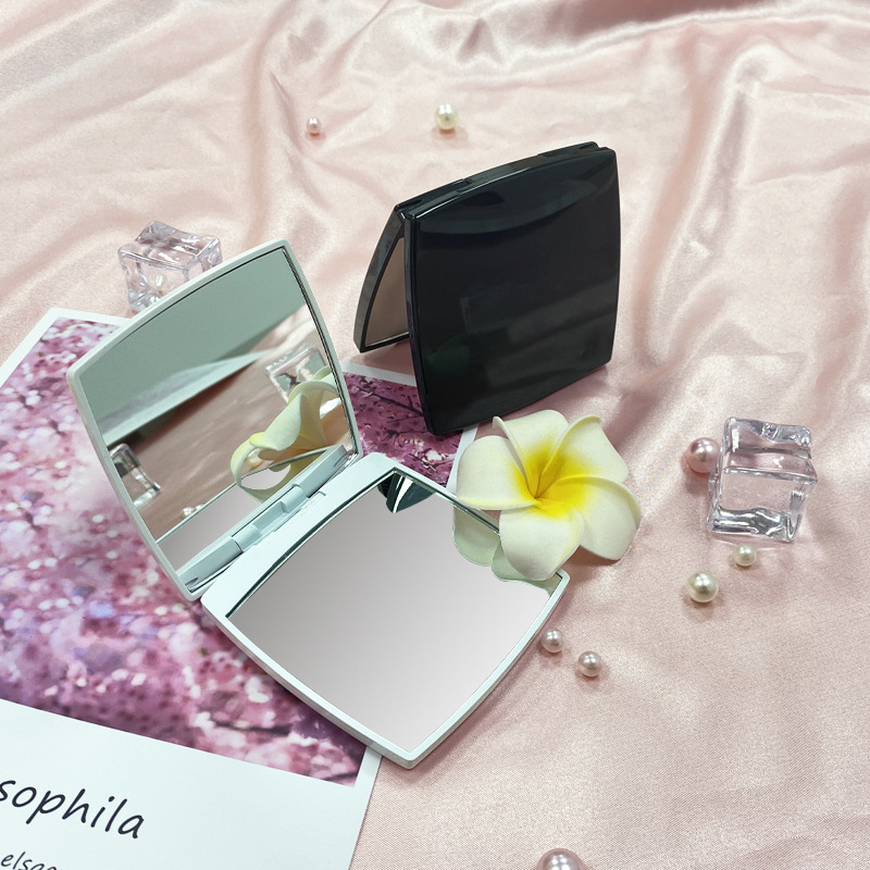 Espejo plegable de celebridades de Internet Espejo pequeño Xiaoxiang Espejo de doble cara Espejo de maquillaje Viajar fuera Espejo portátil Modelo estándar de acero