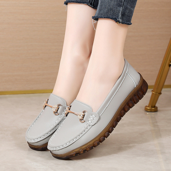 “mom shoes” made of soft leather