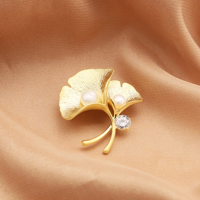 Broche de perlas de agua dulce natural hoja de ginkgo oro textura mate esmerilado simple traje elegante accesorios ramillete femenino image 2