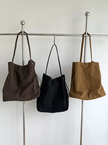 Qiao Ge Single-Shoulder Large Bag, Casual and Simple, Large Capacity Oxford Cloth Bucket Bag, Solid Color Handbag for Commuting, Women's Bag