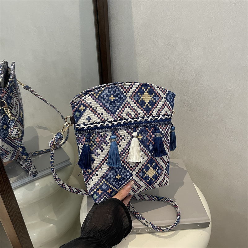 Ethnic Style Retro Jacquard Tassel Bucket Bag Bohemian Style Shoulder Crossbody Bag Women's Niche Design Bag Ethnic Style Retro Jacquard Tassel Bucket Bag Bohemian Style Shoulder Crossbody Bag Women's Niche Design Bag