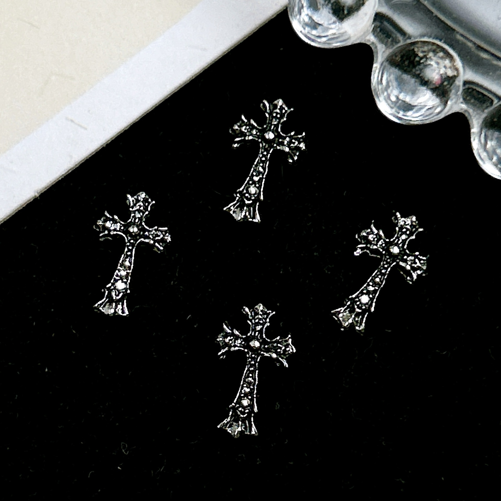 Ventas transfronterizas de joyas de manicuría cruces oro y plata super brillante diamante completo retro punk cruces joyas accesorios diy