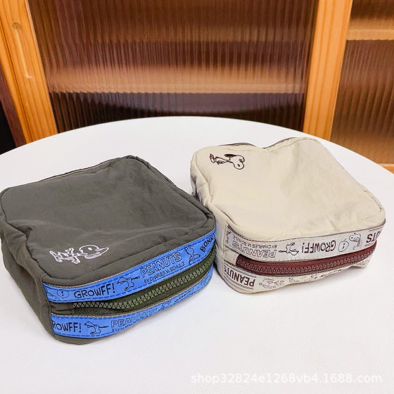 In-Stock Japanese-Style Snoopy Cartoon Embroidery Pattern Storage Makeup Bag Retro Square Makeup Bag Toiletry Bag
