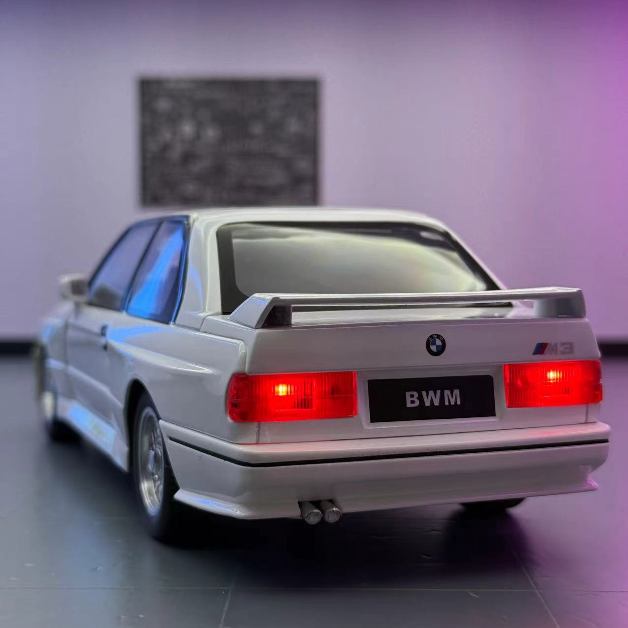 Weili Car Model 1:24 BMW M3 Retro Alloy Car Retro Echo Force Sonido y luz Coche de juguete Modelo de efecto de sonido Adornos