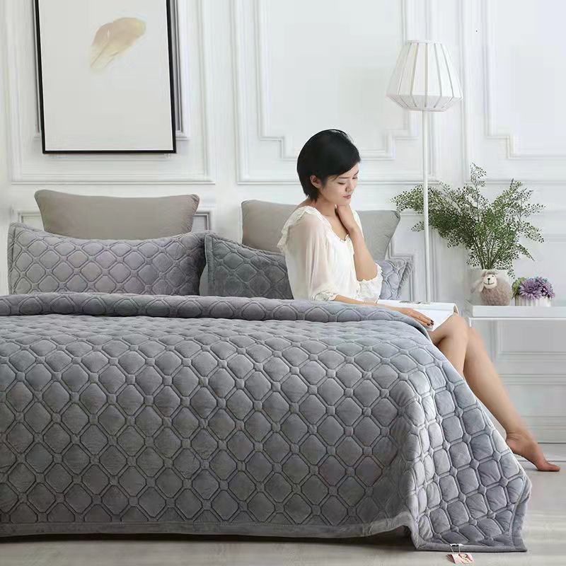 En stock Cubierta de cama de terciopelo de cristal de tres piezas conjunto de cuatro estaciones universal acolchado hoja de cama tatami leche cubierta de cama de terciopelo al por mayor