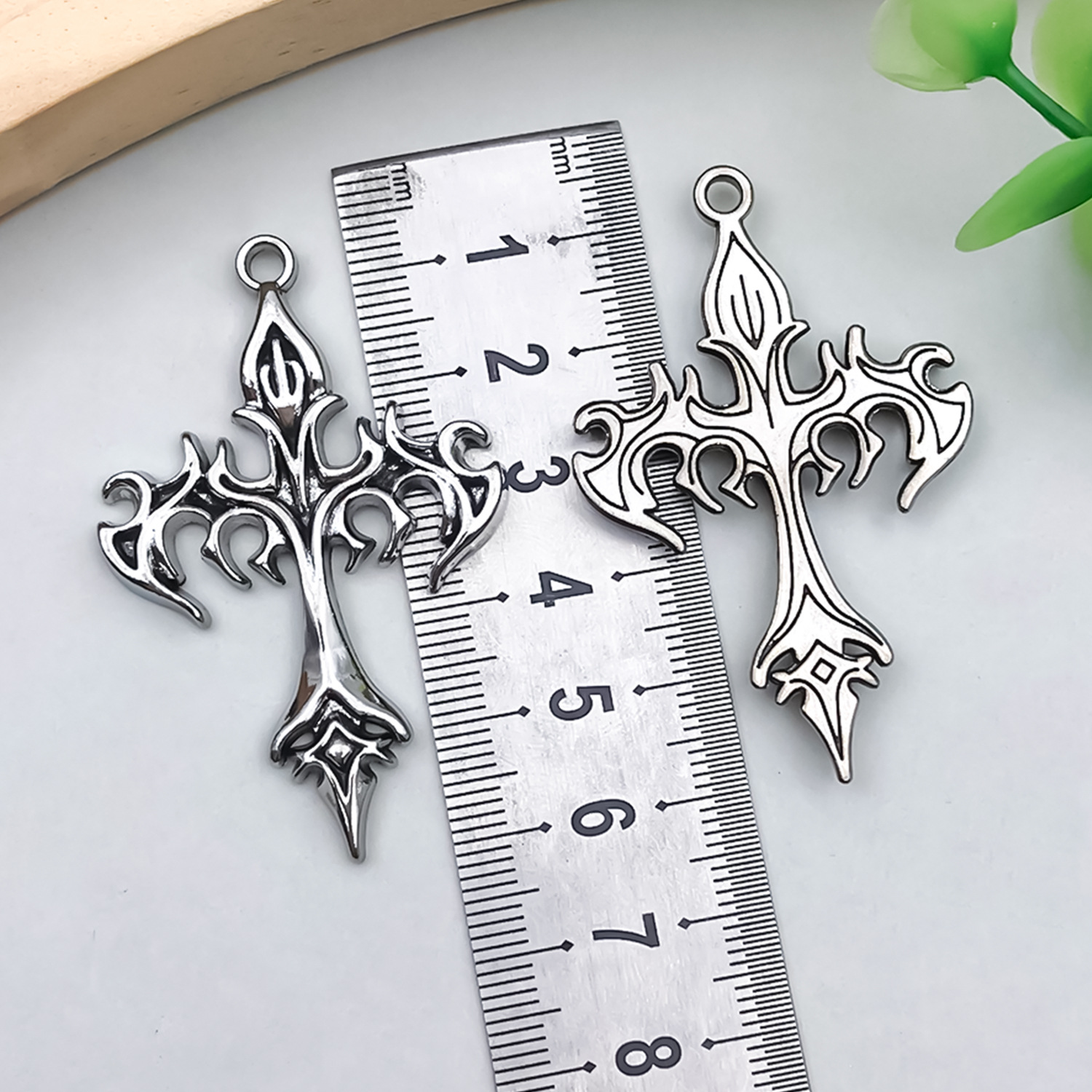 1 ancient silver punk hip-hop personality flame cross 54x35mm-8.7g-22365