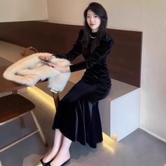 今年人気の女性用の美しいゴールドベルベットドレス、2025年初秋の新しい気質スリム長袖フィッシュテールロングドレス