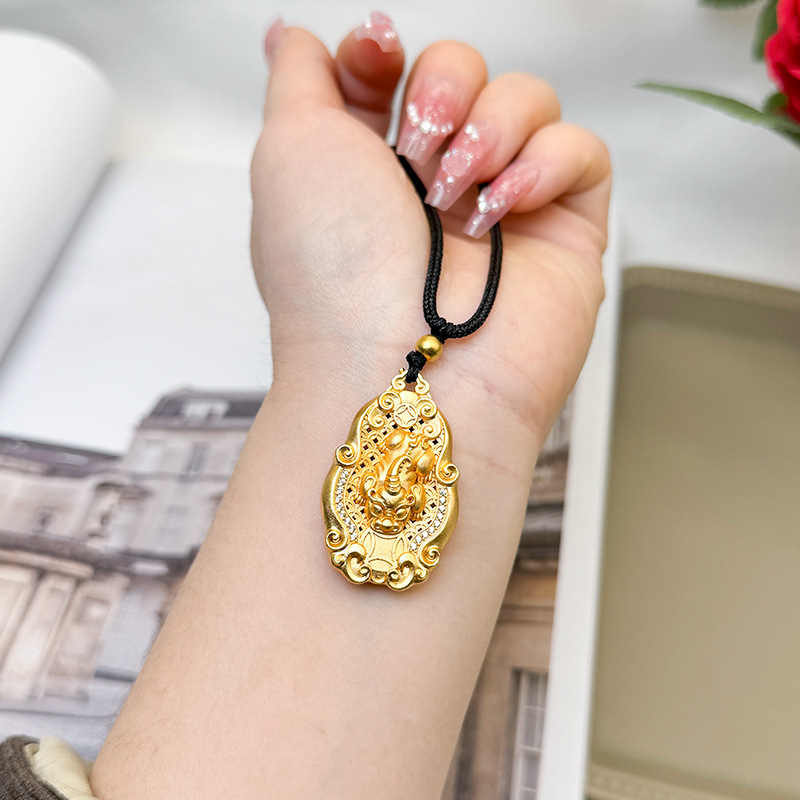 Antiguo collar de oro arena patrimonio Xiangyun Jinbao auspicioso colgante cuerda cadena ajuste no se desvanece durante mucho tiempo fábrica al por mayor