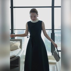 ヘボン風のやせた黒いスカートの白黒の衝突色の立体襟の袖なしのワンピースの優雅な気質の中の長いタイプのドレスのスカート
