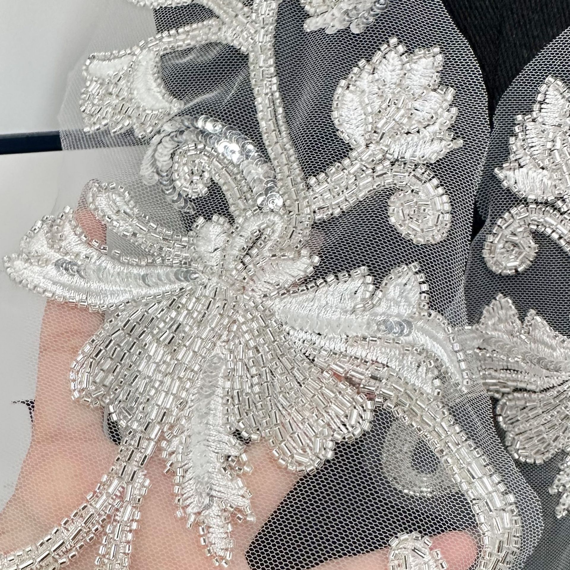 Guangzhou hilo de malla inferior de seda de plata bordado esquinilla flor de patrón floral hermosa ropa camisa accesorios de decoración 13 líneas