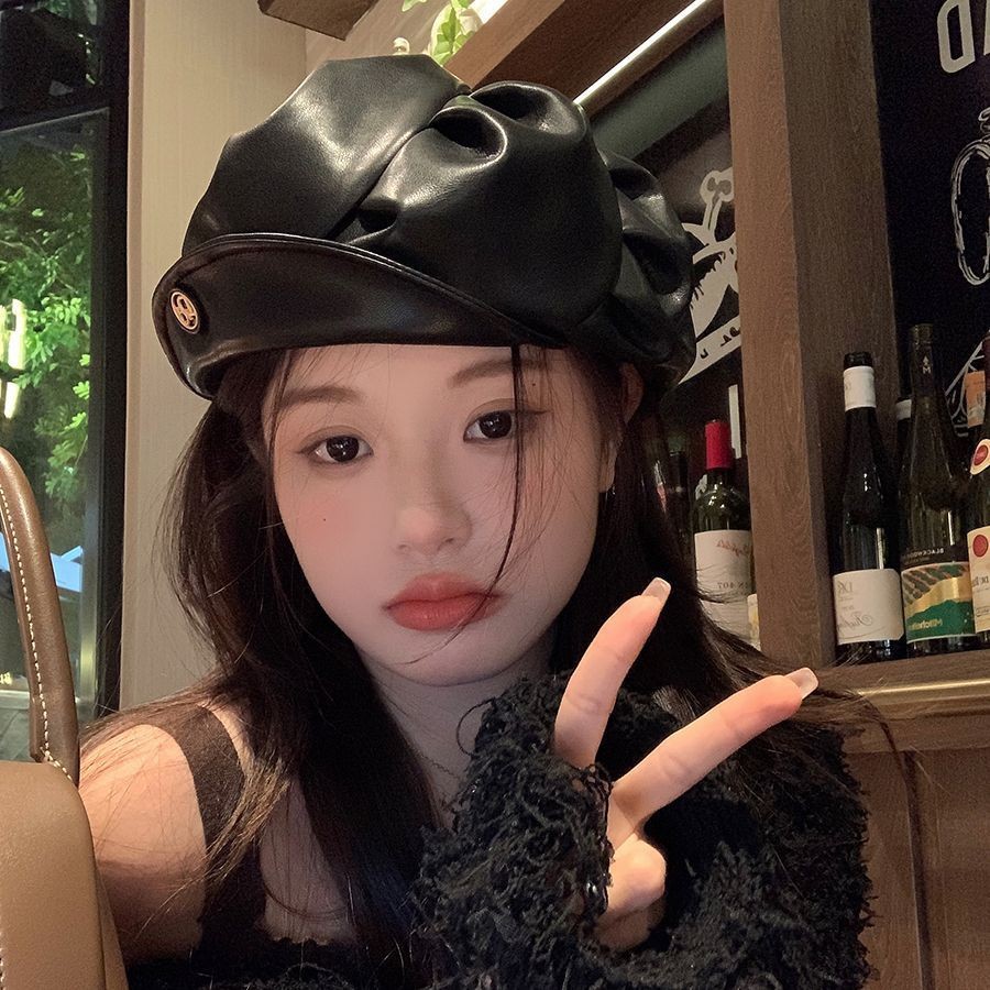 Berretto in pelle nera di alta qualità per l'etichetta di moda di strada femminile, pieghettato ed elegante, che mostra temperamento, pittore di gemme_voghion.com