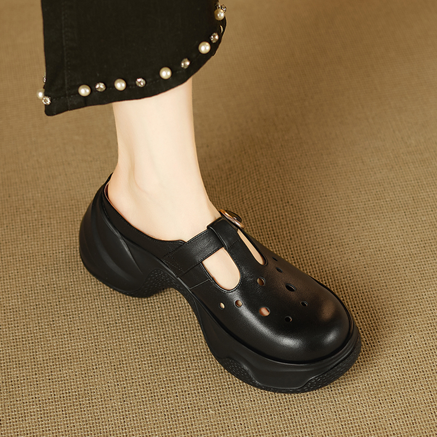 Dép sandal nữ đế bánh mì da bò mũi trùm quai chữ V — đen