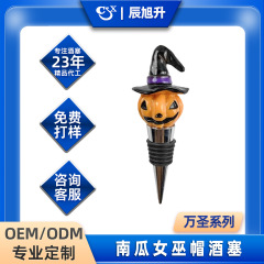 国境を越えたハロウィーンの鬼顔は魔女帽のカボチャの酒栓を持っています。