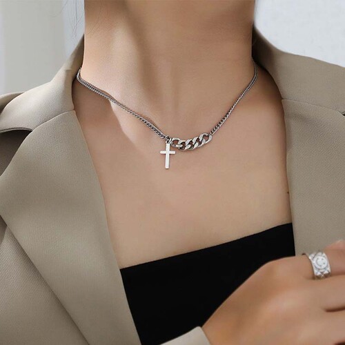 Korean Instagram-style retro short cross sweater chain women's influencer minimalist niche luxury necklace temperament versatile