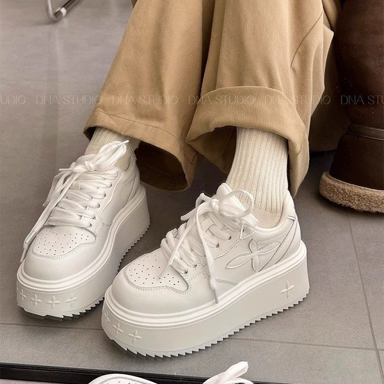 Толстая подошва с круглой головкой маленькие белые туфли женские весенние 2024 новые кексы