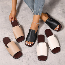 ���Q��a�⴩ƽ����Ь2025�ļ��¿����e��ɫɳ���r��һ����Ů��Ь