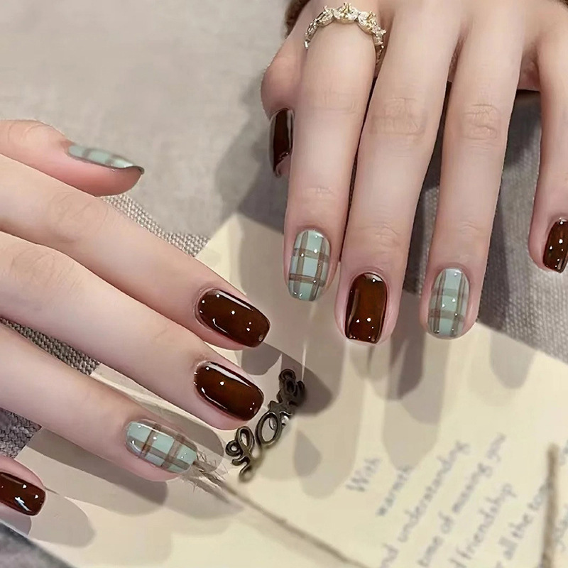 New autumn and winter one-size-fits-all fake nail pieces, finished red-brown plaid wearable nails, short style, dark color, brightening nail patches