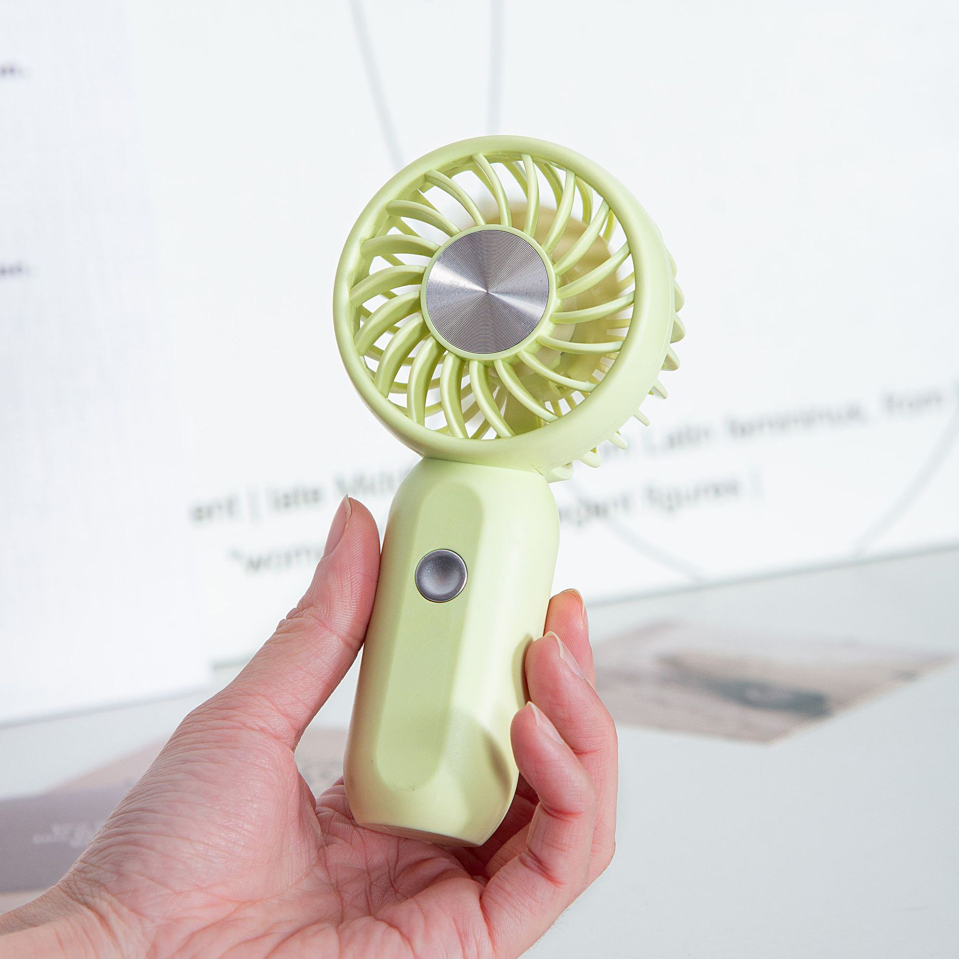 El pequeño ventilador de CD aprende el alto valor facial, el modelo de carga USB portátil mini bolsillo colgante eléctrico es pequeño. image 3