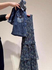 16100 夏服、女性向けのハイエンドのリラックスしたカジュアルな年齢軽減ブルートップスと花柄サスペンダースカートスーツの完全なセット