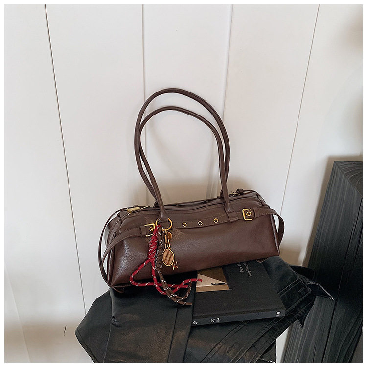 Túi xách baguette nữ phong cách retro, túi đeo tay và kẹp nách thời trang, kiểu dáng gối mềm mại — Burgundy không có mặt dây chuyền, Màu nâu không có mặt dây chuyền, Màu đen không có mặt dây chuyền, Màu nâu với mặt dây chuyền chi tiết 37